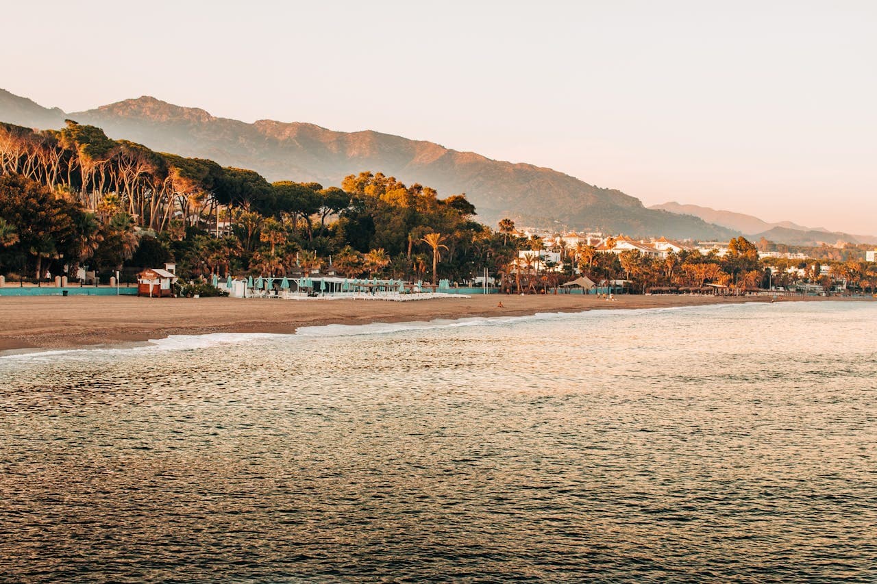 Costa del Sol bij zonsondergang — AOW en pensioen na emigratie